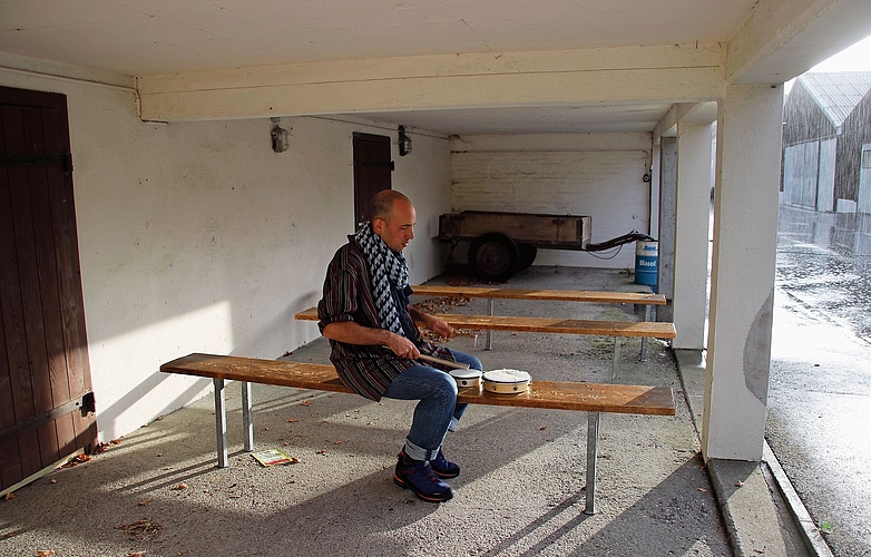 ... bespielten die Innen- und Aussenräume der Oskar-Bider-Baracke. ... bespielten die Innen- und Aussenräume der Oskar-Bider-Baracke.