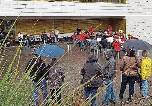 Der MV Niederdorf liess sich vom Regen liessen nicht stören.Fotos: U. Roth