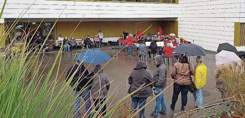 Der MV Niederdorf liess sich vom Regen liessen nicht stören.Fotos: U. Roth