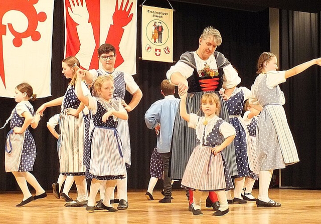 Die Kindertanzgruppe, in der Mitte vorne die kleine Lisa, die die Herzen der Zuschauer im Nu eroberte, die ehemalige Kindertanzleiterin Christine Sutter hilft ihr. Fotos: U. Roth