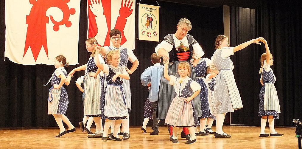 Die Kindertanzgruppe, in der Mitte vorne die kleine Lisa, die die Herzen der Zuschauer im Nu eroberte, die ehemalige Kindertanzleiterin Christine Sutter hilft ihr. Fotos: U. Roth