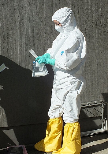 Die medizinische Fachperson ist eingekleidet.
