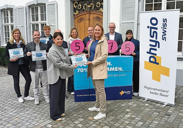 5775 Unterschriften: Natascha Magnusson, Co-Präsidentin Physioswiss Regionalverband beider Basel (r.), übergab die Petition am vergangenen Freitag in Liestal an die Landschreiberin Elisabeth Heer Dietrich.Foto: M. Schaffner