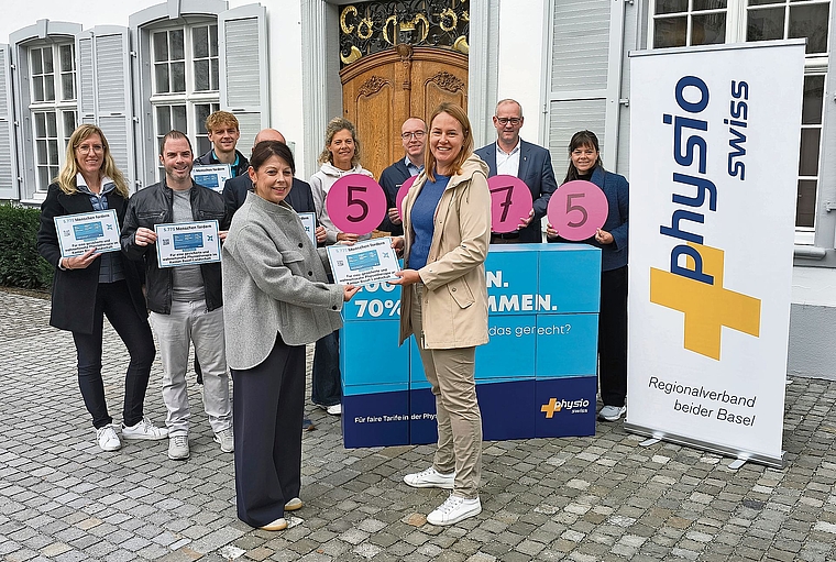 5775 Unterschriften: Natascha Magnusson, Co-Präsidentin Physioswiss Regionalverband beider Basel (r.), übergab die Petition am vergangenen Freitag in Liestal an die Landschreiberin Elisabeth Heer Dietrich.Foto: M. Schaffner