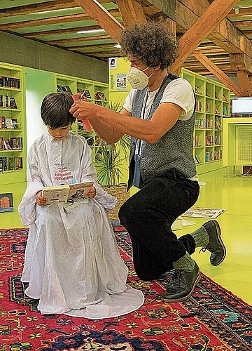 Beim Vorlesen wird für den fünfjährigen Yakop das Haareschneiden günstiger.