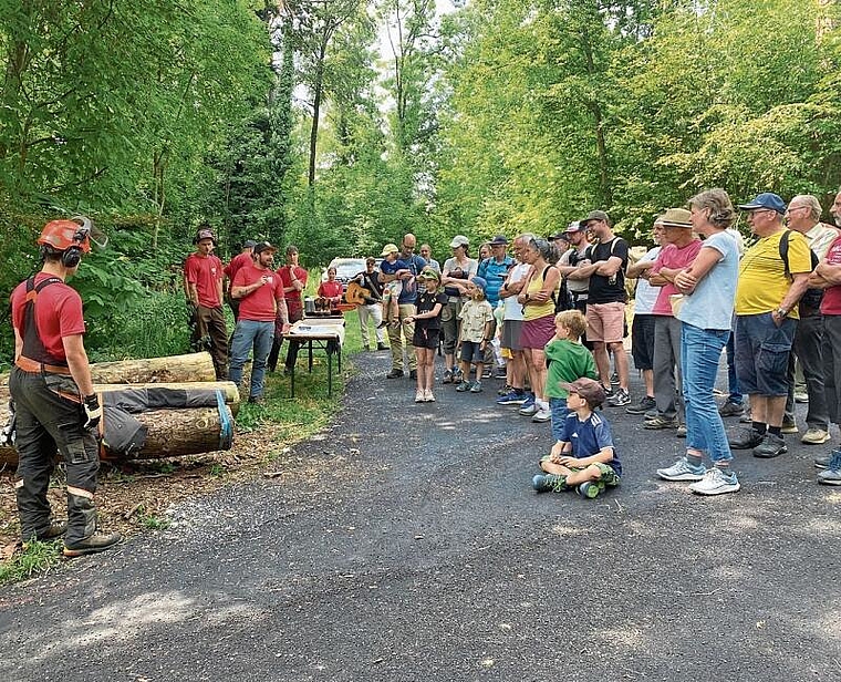 Lernende des FBF zeigen dem interessierten Publikum ihre
persönliche Schutzausrüstung. Foto: zVg