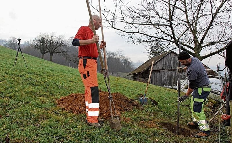 Die Arbeiter der EBL graben das 1,5 Meter tiefe Loch. Foto: M. Schaffner