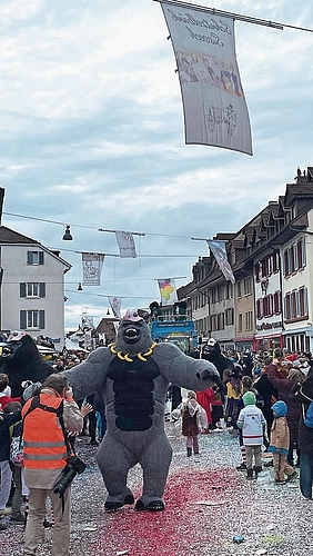 Die Riesen-Gorillas sorgten für Gelächter beim Publikum.Fotos: S. Moor Die Riesen-Gorillas sorgten für Gelächter beim Publikum.Fotos: S. Moor