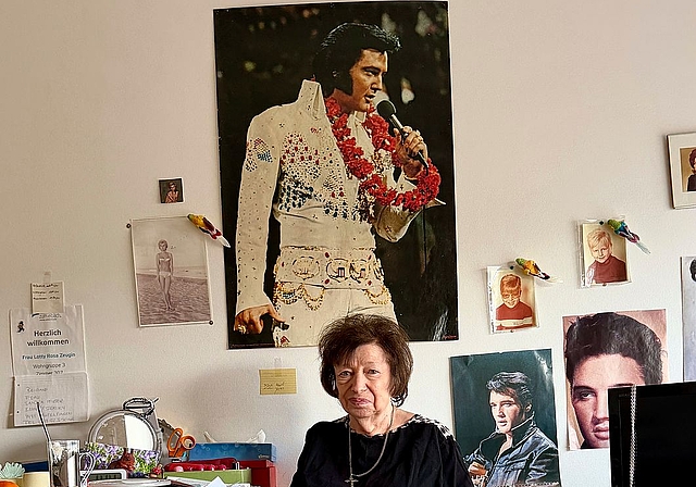 Ein Elvis-Fan durch und durch: Lotty Rosa Zeugin in ihrem Zimmer im Altersheim Eibach vor ihrem Lieblingsposter. 
