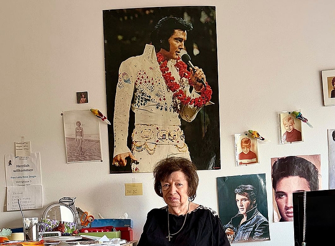 Ein Elvis-Fan durch und durch: Lotty Rosa Zeugin in ihrem Zimmer im Altersheim Eibach vor ihrem Lieblingsposter. Ein Elvis-Fan durch und durch: Lotty Rosa Zeugin in ihrem Zimmer im Altersheim Eibach vor ihrem Lieblingsposter. Es zeigt Elvis bei «Aloha from Hawaii» am 14. Januar 1973, dem ersten Konzert, das per Satellit in die ganze Welt übertragen wurde. Foto: M. Degen