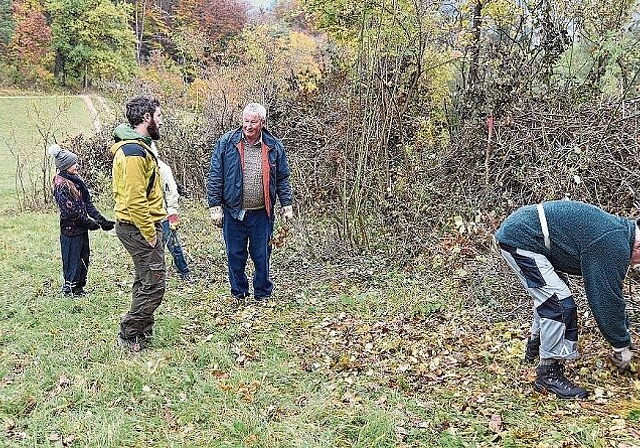 Förster Philipp Zehntner im Gespräch mit Armin Dunkel, welcher sehr zufrieden ist mit den Heckenpflegearbeiten, auch zugunsten der Vogelwelt.
