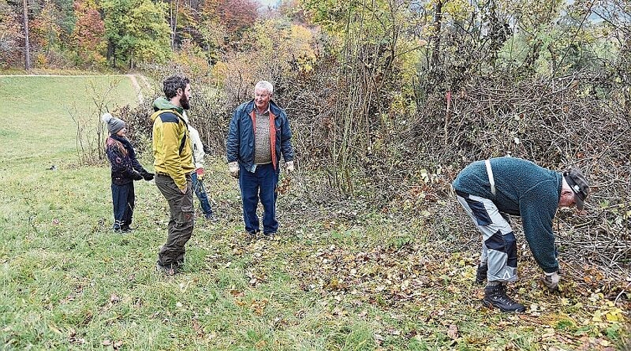 Förster Philipp Zehntner im Gespräch mit Armin Dunkel, welcher sehr zufrieden ist mit den Heckenpflegearbeiten, auch zugunsten der Vogelwelt.
