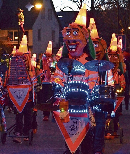 Die Guggenparade wurde von vielen Schaulustigen begleitet.