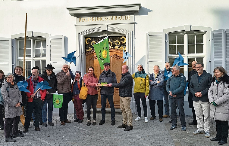 Sabine Mehring, Vizepräsidentin Pro Wind Nordwestschweiz, und Markus Stokar, Präsident, übergaben die 840 Unterschriften an den 2. Landschreiber Nic Kaufmann.Foto: M. Schaffner