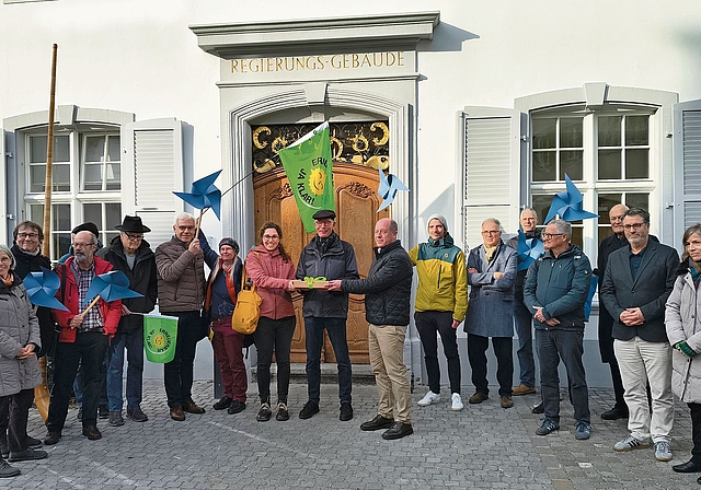 Sabine Mehring, Vizepräsidentin Pro Wind Nordwestschweiz, und Markus Stokar, Präsident, übergaben die 840 Unterschriften an den 2. Landschreiber Nic Kaufmann.Foto: M. Schaffner
