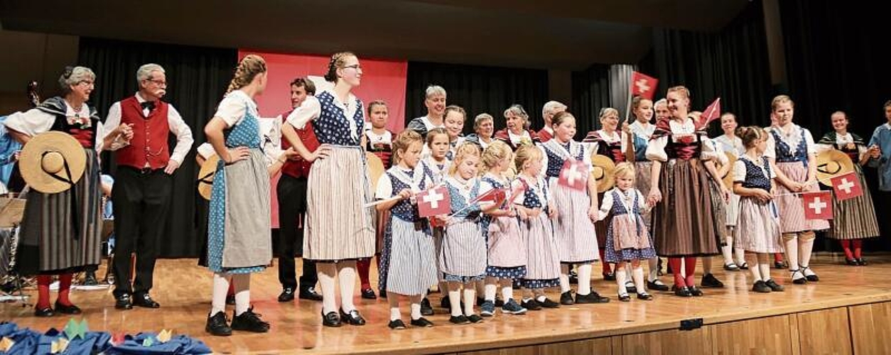 Der Nachwuchs ist gesichert! Zur Trachtengruppe Sissach gehören die Gruppen Kinder, junge Erwachsene und Jugendliche. Links Hanni und Hanspeter Misteli, Tanzleiterin und Präsident.