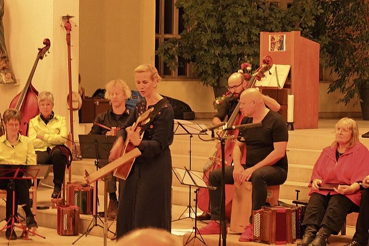 Solistin Seraina Clark sang und begleitete ihre selbst komponierten Folk-Jodellieder mit Gitarre und Unterstützung des Trios «Pflanzblätz».Fotos: U. Handschin
