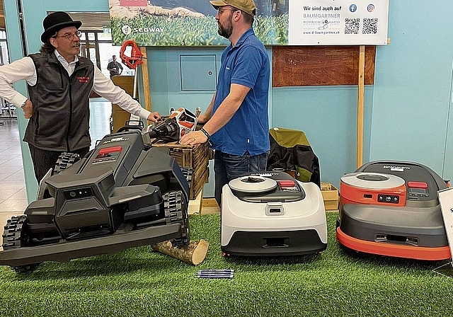 Mediensprecher Gernold Wohlgemuth im Austausch mit einem Rasenmäherverkäufer.Fotos: S. Moor