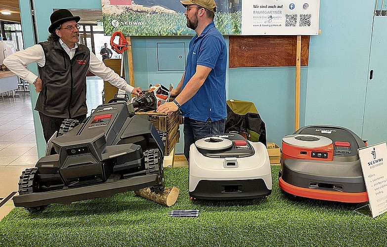 Mediensprecher Gernold Wohlgemuth im Austausch mit einem Rasenmäherverkäufer.Fotos: S. Moor Mediensprecher Gernold Wohlgemuth im Austausch mit einem Rasenmäherverkäufer.Fotos: S. Moor