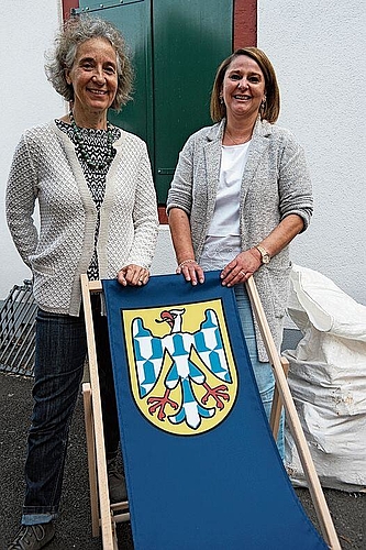 Elisabeth Spahr (l.) und Gemeindepräsidentin Andrea Kaufmann mit dem exklusiven Liegestuhl.