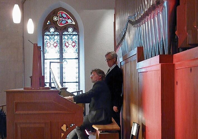 Hubert Haye spielt an der grossen Orgel Werke von César Franck 
         
         
            und Charles-Marie Widor. Fotos: A. Jegge