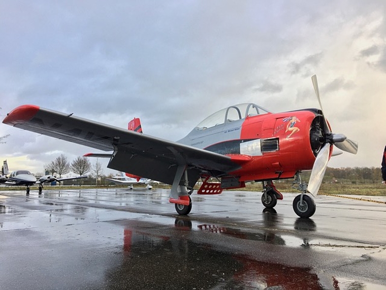 Die North American T-28-Trojan auf dem Vorfeld des Flughafens. Fotos: W. Wenger