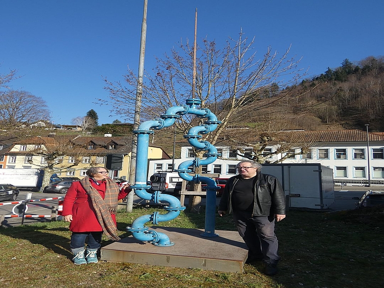 Der Künstler Pavel Schmidt mit der Kuratorin Sibylla Dreiszigacker vor der fertig montierten Skulptur. Foto: P. Aenishänslin