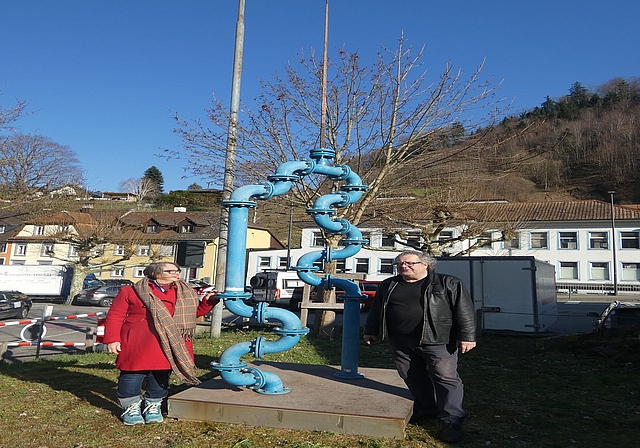 Der Künstler Pavel Schmidt mit der Kuratorin Sibylla Dreiszigacker vor der fertig montierten Skulptur. Foto: P. Aenishänslin