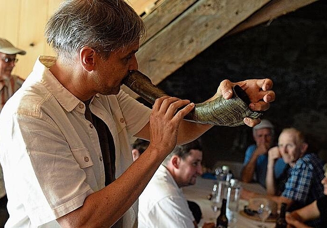 Balz Streiff bei seinem Vortrag mit dem Horn des Geissbocks.
