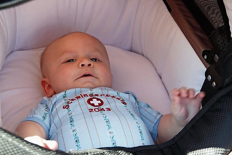 Der jüngste Teilnehmer an der Zuchtviehauktion Langenbruck 2022 war wohl Gabriel, geboren anfangs April. Seine Eltern stammen beide aus dem Oberbaselbiet. Gabriel wird angekündigt als Schwingerkönig 2043. Wer weiss, vielleicht gelingt ihm das in 21 Jahren? Vielleicht sagt ihm aber eine Sportkarriere nicht zu. Vielleicht findet er Freude an einem musischen Hobby. Dem viereinhalb Monate alten Buben steht die Welt offen. Wir wünschen Gabriel das Beste auf seinem Lebensweg.
