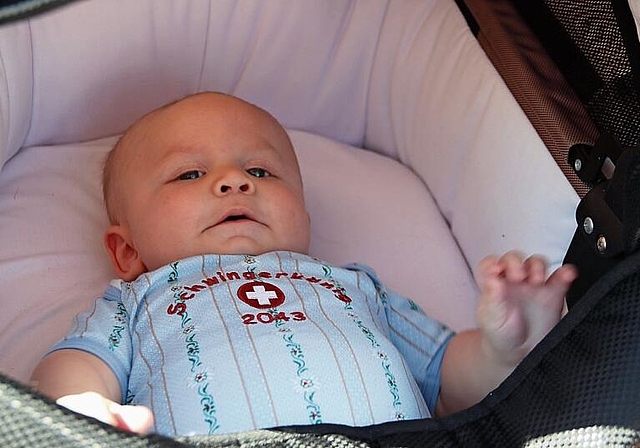 Der jüngste Teilnehmer an der Zuchtviehauktion Langenbruck 2022 war wohl Gabriel, geboren anfangs April. Seine Eltern stammen beide aus dem Oberbaselbiet. Gabriel wird angekündigt als Schwingerkönig 2043. Wer weiss, vielleicht gelingt ihm das in 2