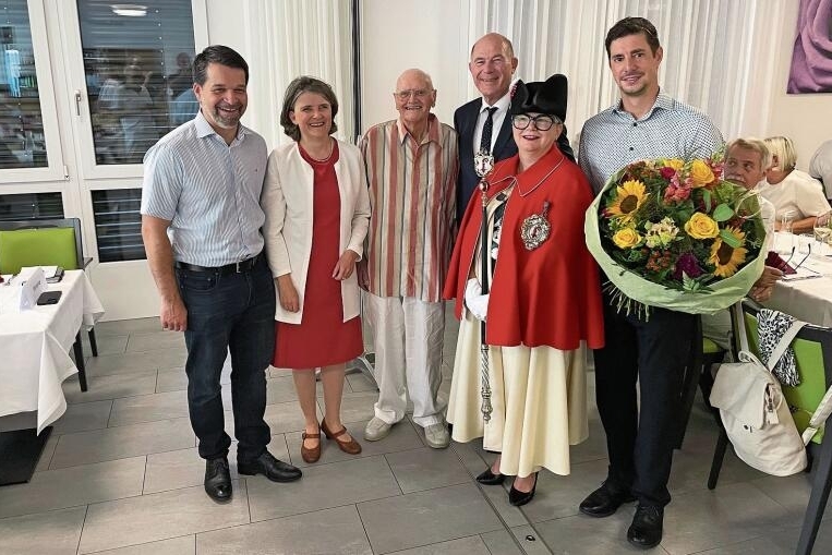 Fritz Epple (3. v. l.) im Zentrum der politischen Delegation. V. l.: Daniel Spinnler (Stadtpräsident Liestal), Regierungsrätin Kathrin Schweizer, Regierungspräsident Anton Lauber, Standesweibelin Diana Boner und der Baselbieter Landratspräsident Reto Tschudin.