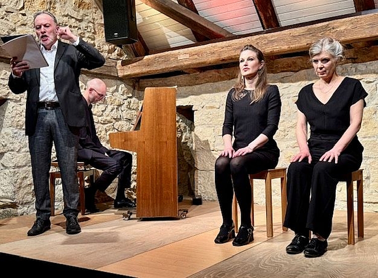 Robert Schmid Sprecher am Klavier, Alex Ruef mit den Sängerinnen Andrea Suter und Rachel Maria Kessler  Foto: E. Bachmann