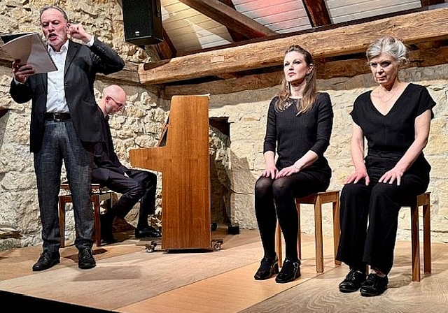 Robert Schmid Sprecher am Klavier, Alex Ruef mit den Sängerinnen Andrea Suter und Rachel Maria Kessler  Foto: E. Bachmann