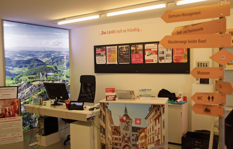 «Das Ländli isch so fründlig»: Am Welcome-Desk werden Besucher/-innen empfangen.