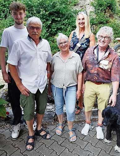 Die teilnehmenden Künstlerinnen und Künstler vereint. In Vertretung Pepé Petheö, Peter Frey, Dora Mohler-Frey, Conny Borer und Urs -Schmässi- Schmassmann (v. l. ). Fotos: S. van Riemsdijk Die teilnehmenden Künstlerinnen und Künstler vereint. In Vertretung Pepé Petheö, Peter Frey, Dora Mohler-Frey, Conny Borer und Urs -Schmässi- Schmassmann (v. l. ). Fotos: S. van Riemsdijk