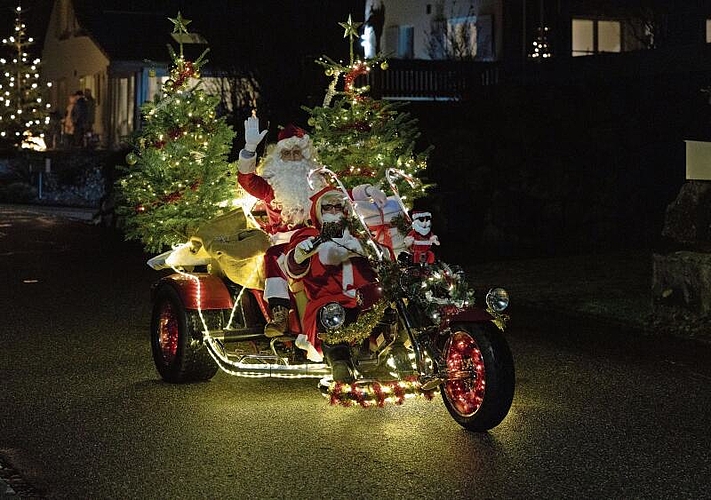 Samichlaus auf dem Motorrad darf nicht fehlen.Fotos: M. Herrmann