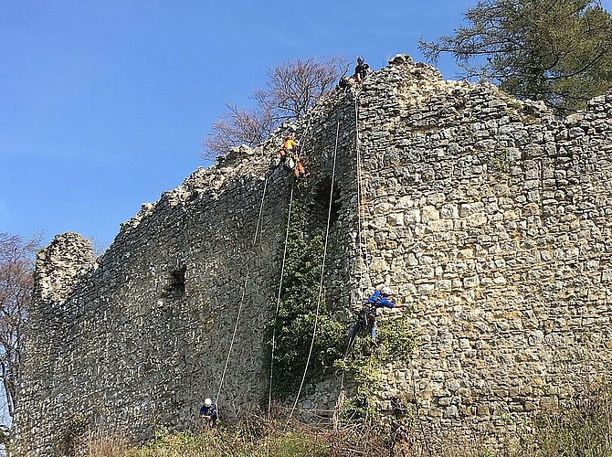 Blick auf den 2020 zu sanierenden Abschnitt beim Pavillon mit den akuten Schäden am Mauerwerk der Burgruine.