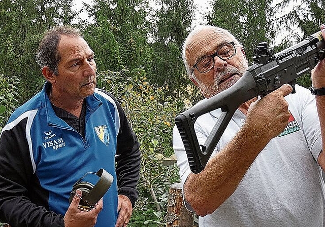 Paul Salathe erklärt alt Gemeindepräsident Bernhard Zollinger das Sturmgewehr 90.
