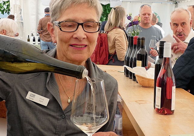 Weinfachfrau Ursula Gysin schenkt ein.Fotos: U. Fluri