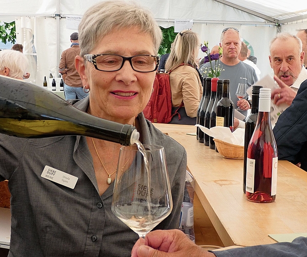 Weinfachfrau Ursula Gysin schenkt ein.Fotos: U. Fluri