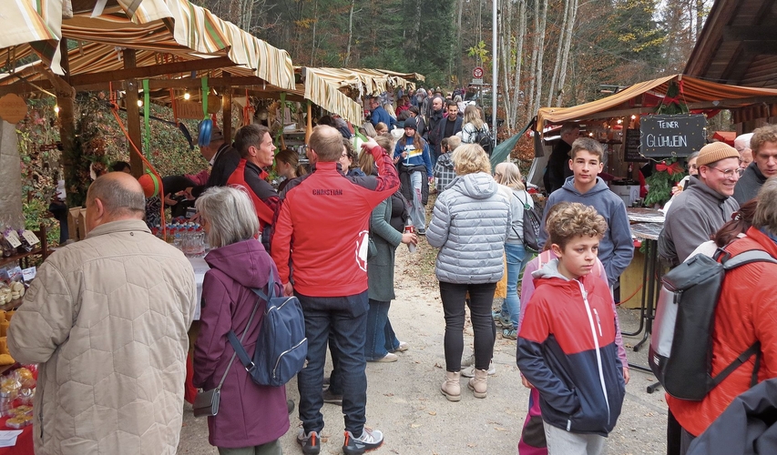 Der Weihnachtsmarkt hatte eine grosse Anziehungskraft. Fotos: S. van Riemsdijk Der Weihnachtsmarkt hatte eine grosse Anziehungskraft. Fotos: S. van Riemsdijk