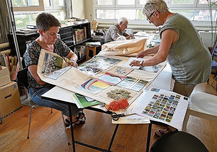 So sah es im Atelier von Christa Schmutz beim Zusammenfügen der Werke aus.