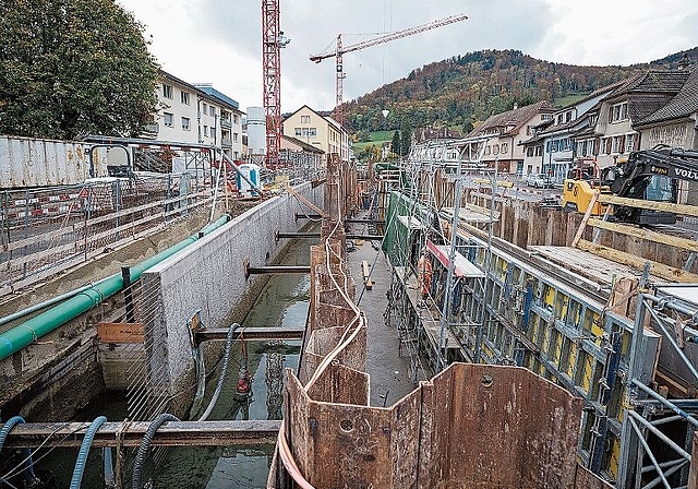 Grosse Herausforderungen mit Bach und Kanalisation in Niederdorf.  Fotos: M. Herrmann
