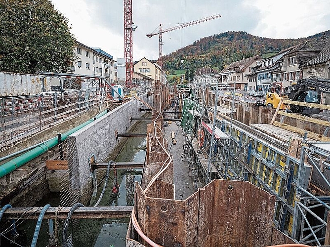Grosse Herausforderungen mit Bach und Kanalisation in Niederdorf.  Fotos: M. Herrmann

