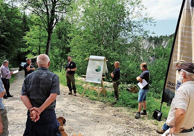 Die Betriebsleiter Simon  Czendlik und André Minnig informieren.
