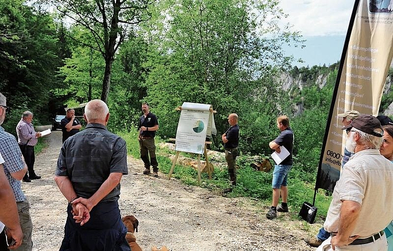 Die Betriebsleiter Simon  Czendlik und André Minnig informieren.
