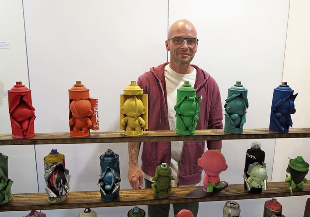 Marcel Ramseier aus Langenbruck liess sich mit seinen Kunstwerken von den 90er-Jahren inspirieren.Foto: S. van Riemsdijk