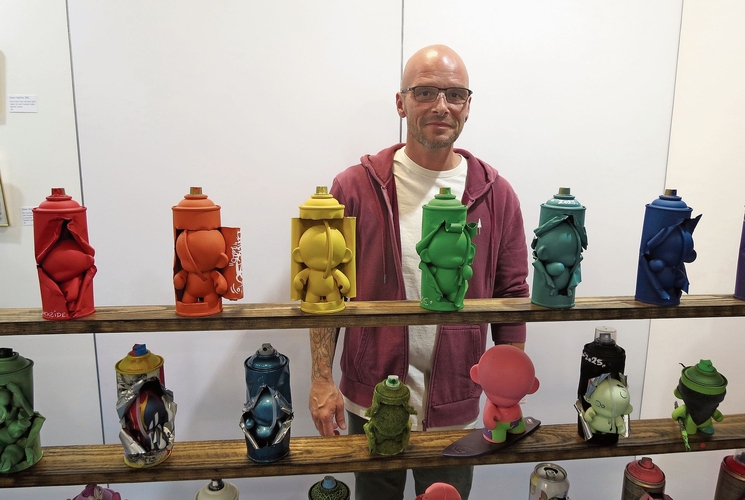Marcel Ramseier aus Langenbruck liess sich mit seinen Kunstwerken von den 90er-Jahren inspirieren.Foto: S. van Riemsdijk
