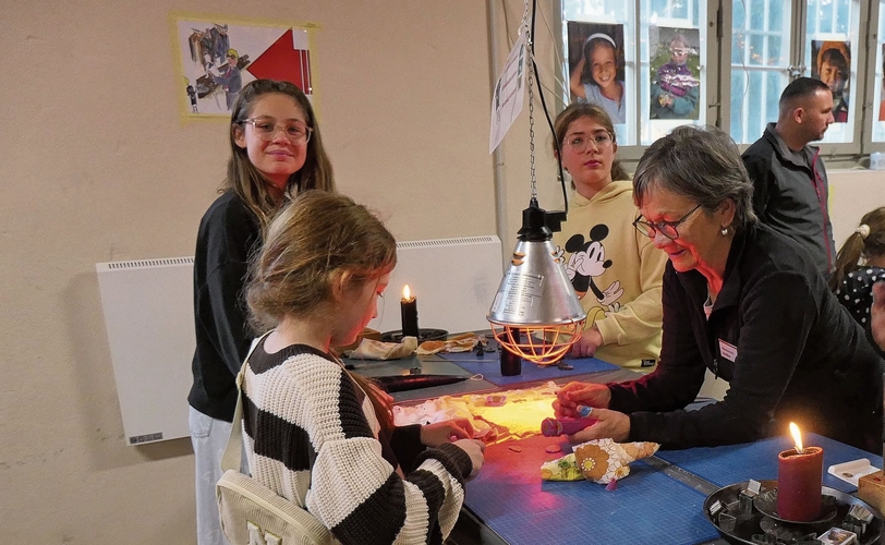 Marianne Meiller hilft bei der Vollendung der kreativen Kerzen. Fotos: U. Handschin